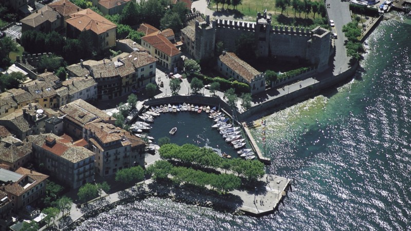 Hotel Astoria | Camere per vacanze a Torri del Benaco